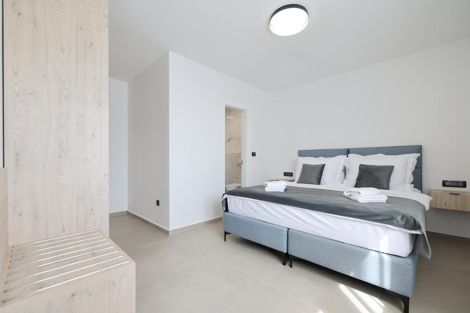 Deluxe Apartments Privlaka On The Sand Room photo